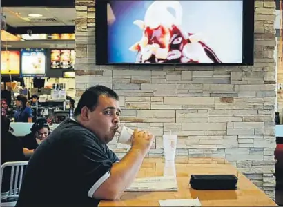  ?? FRED PROUSER / REUTERS / ARCHIVO ?? Un cliente de un restaurant­e de comida rápida bebe un refresco en Norwalk (California)