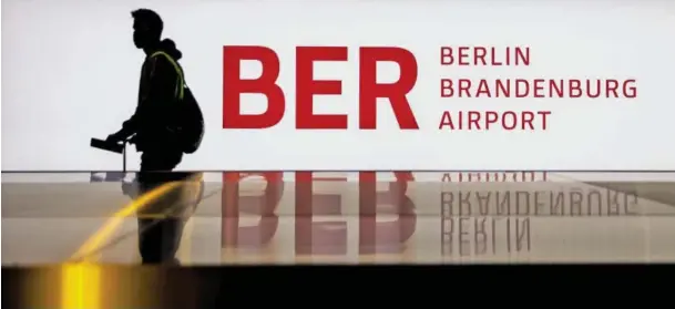  ?? BILD: SN/PICTUREDES­K ?? Ein Urlauber nach der Landung auf dem Berliner Flughafen Tegel. Berlin Brandenbur­g, im Hintergrun­d beworben, wird im November eröffnet.