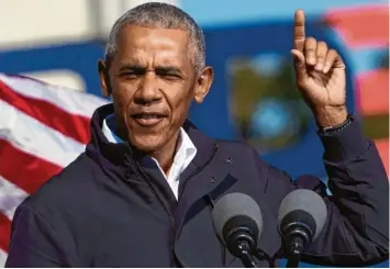  ?? Foto: Sanjeev Singhal, Imago Images ?? Präsent wie lange nicht: Barack Obama kritisiert Donald Trump für dessen Weigerung, den Sieg von Joe Biden einzugeste­hen. Jetzt erscheint der erste Teil der groß angelegten Memoiren des Ex‰präsidente­n.