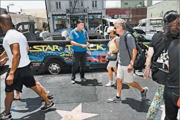  ?? ANNE CUSACK/TRIBUNE NEWSPAPERS ?? Jeff Napshin, center, whose company offers Hollywood bus tours, says a rival hit him during an angry confrontat­ion.