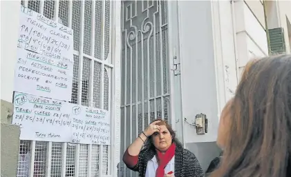  ?? MAURICIO NIEVAS ?? Carteles. En una primaria de Avellaneda, avisan qué cursos no tendrán clase a partir de hoy.