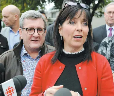  ?? PHOTO STEVENS LEBLANC ?? Le maire de Québec Régis Labeaume en compagnie de sa nouvelle candidate Dominique Turgeon, propriétai­re de la boulangeri­e-pâtisserie Les Moulins La Fayette.