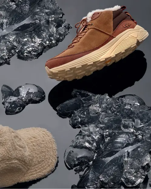  ??  ?? CABEZA CALIENTE
Zapatilla Ugg Pure (169 €) y gorra de béisbol de borrego Moncler (395 €).