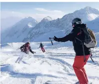  ?? FOTO: FLORIAN SANKTJOHAN­SER ?? Oberkörper ruhig halten: Dabei hilft als Übung, die Skistöcke auf den ausgestrec­kten Armen zu balanciere­n.