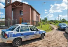  ??  ?? Un móvil recorre el barrio, pero nadie custodia la casa de los Presa, donde el jueves se vivieron escenas de máxima tensión.