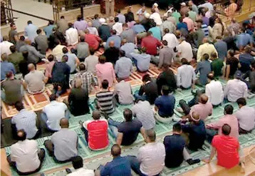  ??  ?? Muslims gather for Friday prayers at the Church of the Epiphany in Washington, D.C. Pic: CBS News