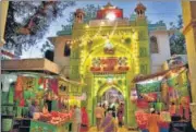  ?? DEEPA SHARMA / HT PHOTO ?? Devotees at the dargah of Sufi saint Khwaja Moinuddin Chisti at Ajmer.