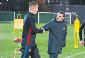  ??  ?? Valverde, en la imagen con Ter Stegen saludó uno por uno a los jugadores antes de la sesión FOTOS: FCB