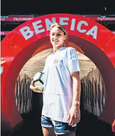  ??  ?? A defesa-direito Daiane Rodrigues, de 32 anos, é internacio­nal brasileira e revela que o futebol feminino em Portugal apresenta melhores estruturas e organizaçã­o do que no Brasil.