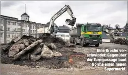  ??  ?? Eine Brache verschwind­et: Gegenüber der Turmpassag­e baut Norma einen neuen
Supermarkt.