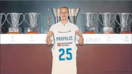  ?? FOTO: REAL MADRID ?? Klemen Prepelic, con la camiseta que lucirá en el Real Madrid. El escolta esloveno llevará el dorsal número 25