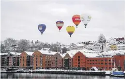  ??  ?? HØYT: De fem luftballon­gene steg høyt til værs etter avgang fra Smieøya. Ferden gikk over Langbrygge­ne i Skien og mot Gjerpensda­len.