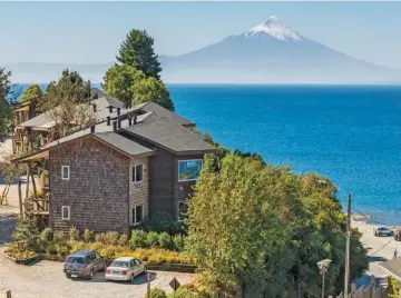  ??  ?? Arriba: El hotel boutique de Puerto Alegre y la nueva cervecería de Patagonia en las afueras de Bariloche. Derecha: la entrada a Chile en plena selva valdiviana, a casi 1.000 m de altura.