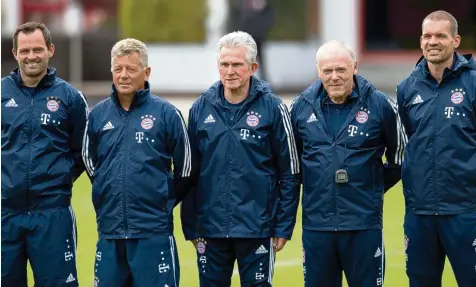  ?? Foto: dpa ?? Der Chef und seine Gehilfen: Jupp Heynckes (mitte) gestern beim ersten Training auf dem Vereinsgel­ände an der Säbener Straße. Neben ihm (von links außen): Torwarttra­iner Toni Tapalovic, die Co Trainer Franz Peter Hermann und Hermann Gerland sowie...