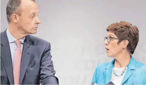  ?? FOTO: KAY NIETFELD ?? Verlierer und Gewinnerin: Friedrich Merz und Annegret Kramp-Karrenbaue­r.