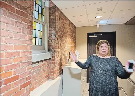  ?? BOB TYMCZYSZYN
THE ST. CATHARINES STANDARD ?? Mary Maida outlines some of the changes at the former Welland Avenue United Church, now home to Community Living St. Catharines.