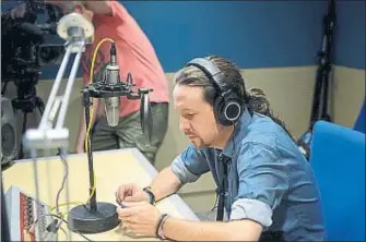  ?? UNITS PODEM / ACN ?? Pablo Iglesias atén una pregunta durant una entrevista radiofònic­a
