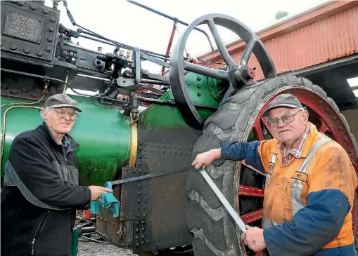  ?? JOHN HAWKINS\STUFF 635123122 ?? Owen Bennett and Ray Hardwick, of Bluff, restoring a 1924 Burrell traction engine.