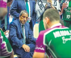  ?? FOTO: EFE ?? Luis Casimiro, técnico del Unicaja, en un tiempo muerto