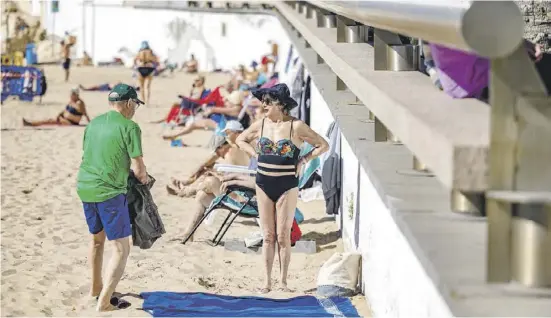  ?? Foto: David Revenga ?? Strand, Sonne und Prozession­en – Spanien steht für Oster-Urlauber wieder hoch im Kurs.