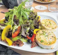  ?? FOTO: NYF ?? Ebenso üppig wie schmackhaf­t: der Salattelle­r mit gebratenem Ziegenkäse im Ravensburg­er Kupferle.