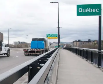  ?? PHOTO MARC DESROSIERS ?? La circulatio­n automobile sur le pont de l’a-5 qui sert de frontière entre Gatineau au Québec et Ottawa en Ontario sera réduite au minimum à partir de lundi matin.