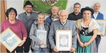  ?? FOTO: SCHMID ?? Viele Jahre Engagement fürs Brauchtum, auf einem Foto vereint (von links): Maria Breyer, Ambros Steible, Gretl Hink, Walter Reitemann, Hermann Rauch, Günther Breyer, Martina Müller und Michael Breyer.