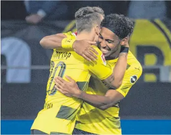  ?? FOTO: DPA ?? Dortmunds treffsiche­res Traumduo: Maximilian Philipp (li.) und Pierre-Emerick Aubameyang.