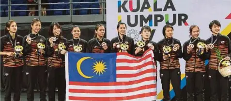  ??  ?? PEMAIN negara mempamerka­n pingat perak yang dimenangi selepas tewas kepada Thailand dalam acara akhir badminton wanita berpasukan di Sukan SEA 2017.