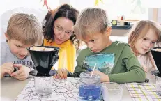  ?? RP-FOTO: BUSCH ?? Klassenleh­rerin Martina Schulte-Tenderich färbt mit den Grundschül­ern Wasser blau und reinigt es danach wieder.