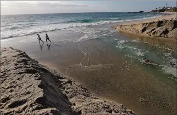  ?? Don Leach Times Community News ?? are concerned that some beachgoers are causing breaches of the Aliso Beach berm.