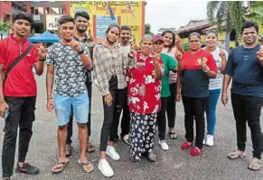  ?? ?? It’s a family affair: Saraswati (third from right) with her family after casting their votes at SK Pengkalan raja.