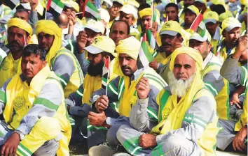  ?? Atiq Ur Rehman/Gulf News ?? Dar Al Ber Society yesterday organised a Flag Day celebratio­n for 750 Dubai Municipali­ty labourers at Zabeel Park. The workers were treated to sweets and given personal care items.