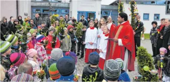  ?? ARCHIVFOTO: GROSS ?? Pater Sabu segnet vor der Prozession die Palmzweige. So kann es dieses Jahr natürlich nicht aussehen.