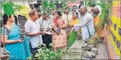  ?? HT ?? Chandra Bhushan Tiwari distributi­ng saplings in Lucknow.