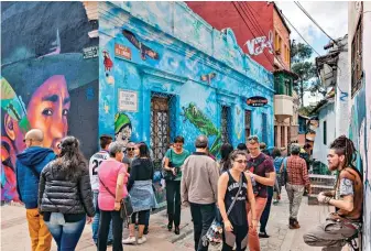  ??  ?? A Calle del Embudo é considerad­a uma das mais bonitas ruas do bairro histórico de La Candelaria na zona sul da cidade