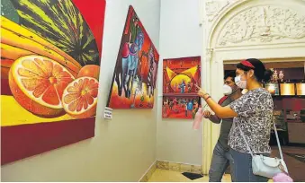  ??  ?? Exposición. Las diferentes obras se estarán exhibiendo en La Casona del Centro Comercial Galerías. Las 40 obras de arte de acrílico sobre lienzo están a la venta.