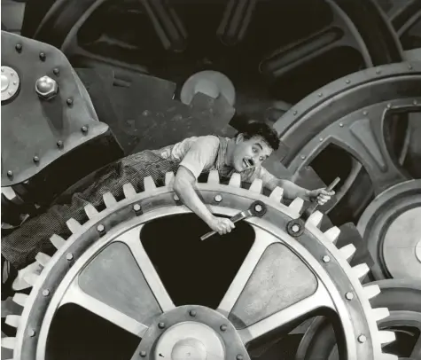  ?? Foto: imago/Cinema Publishers Collection ?? Wie einst in Chaplins „Modern Times“: der Mensch als Teil einer neuen Maschineri­e.