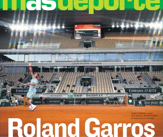  ??  ?? Nadal se dispone a sacar ante Djokovic durante la final de Roland Garros de 2020.