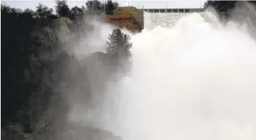  ?? MARCIO JOSE SANCHEZ/ASSOCIATED PRESS ?? Water runs down Oroville Dam’s main spillway Wednesday as officials continue to drain the lake ahead of incoming storms.