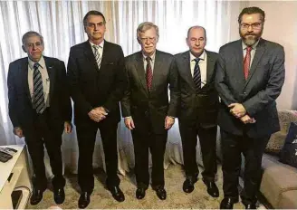  ?? Reprodução/Twitter ?? Jair Bolsonaro com o general Augusto Heleno (esq.) e, à dir., John Bolton, assessor de Trump, general Fernando Azevedo e Silva e Ernesto Araújo