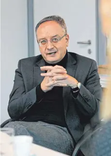  ?? FOTO: DANIEL DRESCHER ?? Andreas Stoch (SPD) beim Interview mit der „Schwäbisch­en Zeitung“am Mittwoch.