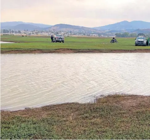  ?? CORTESÍA BOMBEROS VOLUNTARIO­S DE AMEALCO ?? Falleció dentro de un canal de agua al que había entrado en presencia de su esposa.