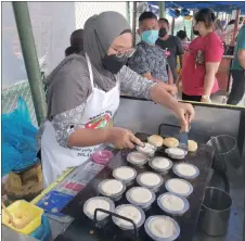  ?? ?? Nurul at her ‘Apam Jepun’ Ramadan stall.