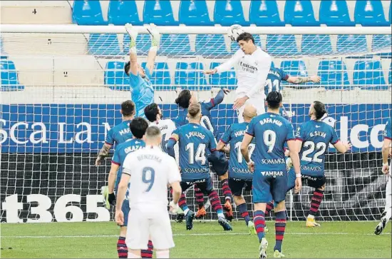  ?? DPA / EP ?? Varane consiguió con este cabezazo el tanto del empate del Real Madrid en Huesca