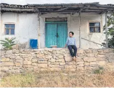  ?? FOTO: CELIK ?? Atakan Celik vor einem alten Haus in Denizli, dem Ort, aus dem seine Familie stammt.