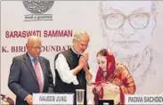  ?? VIPIN KUMAR/HT ?? Padma Sachdev receives the KK Birla Foundation Saraswati Samman from Delhi’s L-G Najeeb Jung at National Museum in New Delhi on Monday.