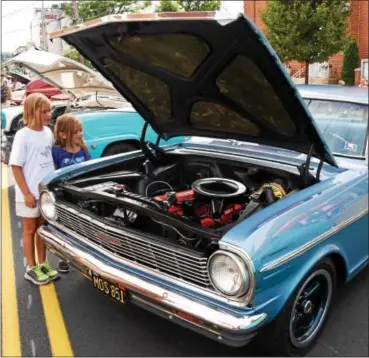  ??  ?? Desarae Buzby, 9, and Ava Fabian, 7 , came to Cruise Night with their grandparen­ts.