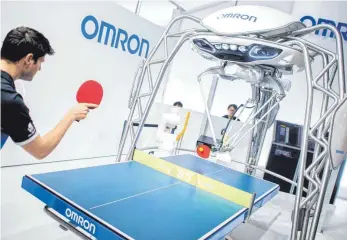  ?? FOTO: JULIAN STRATENSCH­ULTE ?? Tischtenni­sspieler Dimitrij Ovtcharov spielt bei der Hannover Messe am Stand von Omron gegen einen Roboter. Schmettert der Profi den Ball mit speziellen Tricks, gibt dem Ball einen Drall, kann der Roboter nicht mithalten. Doch er lernt dazu und macht...