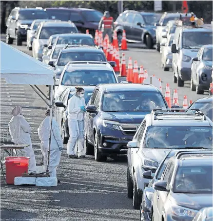  ?? Seth wenig/ap ?? Trabajador­es sanitarios de Nueva Jersey controlan a automovili­stas en una autopista